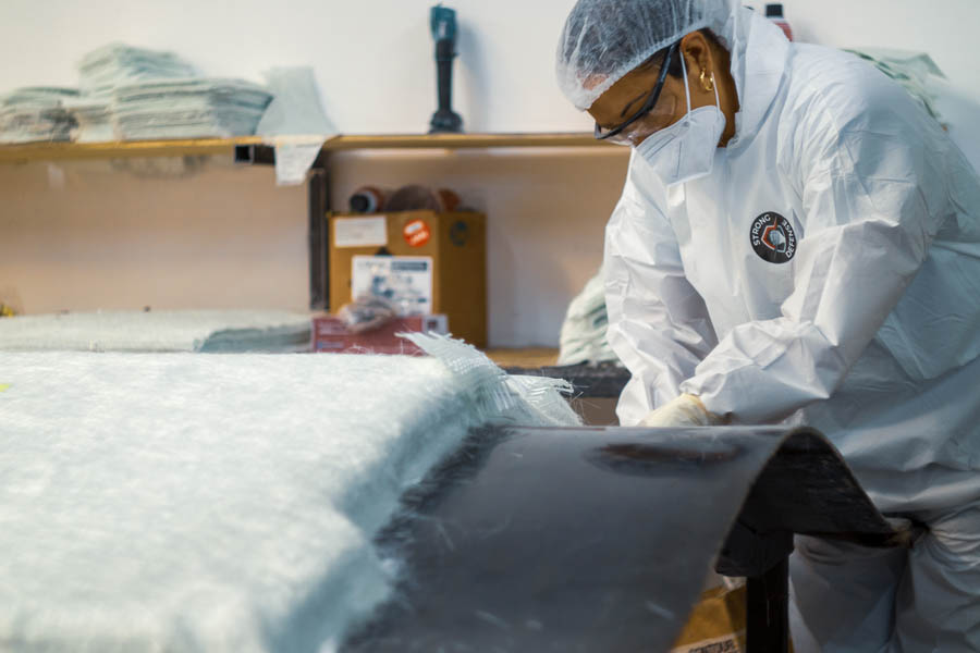 Empleada acomodando fibra de vidrio